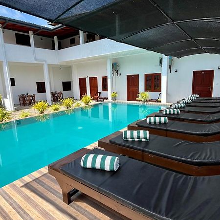 Sundowners Guesthouse Hikkaduwa Bagian luar foto