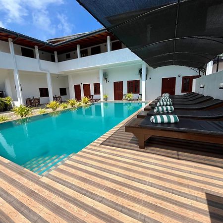 Sundowners Guesthouse Hikkaduwa Bagian luar foto