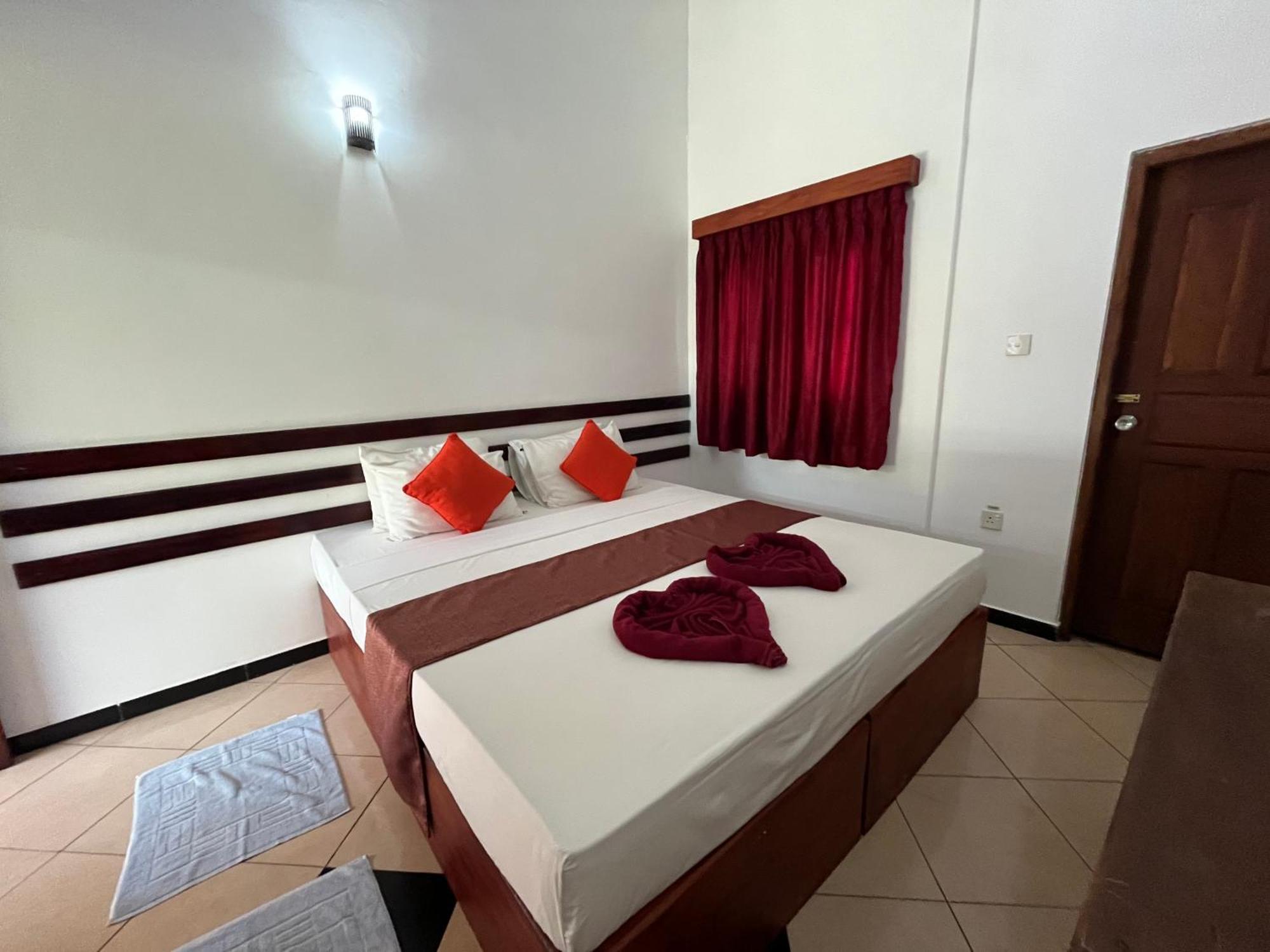Sundowners Guesthouse Hikkaduwa Ruang foto