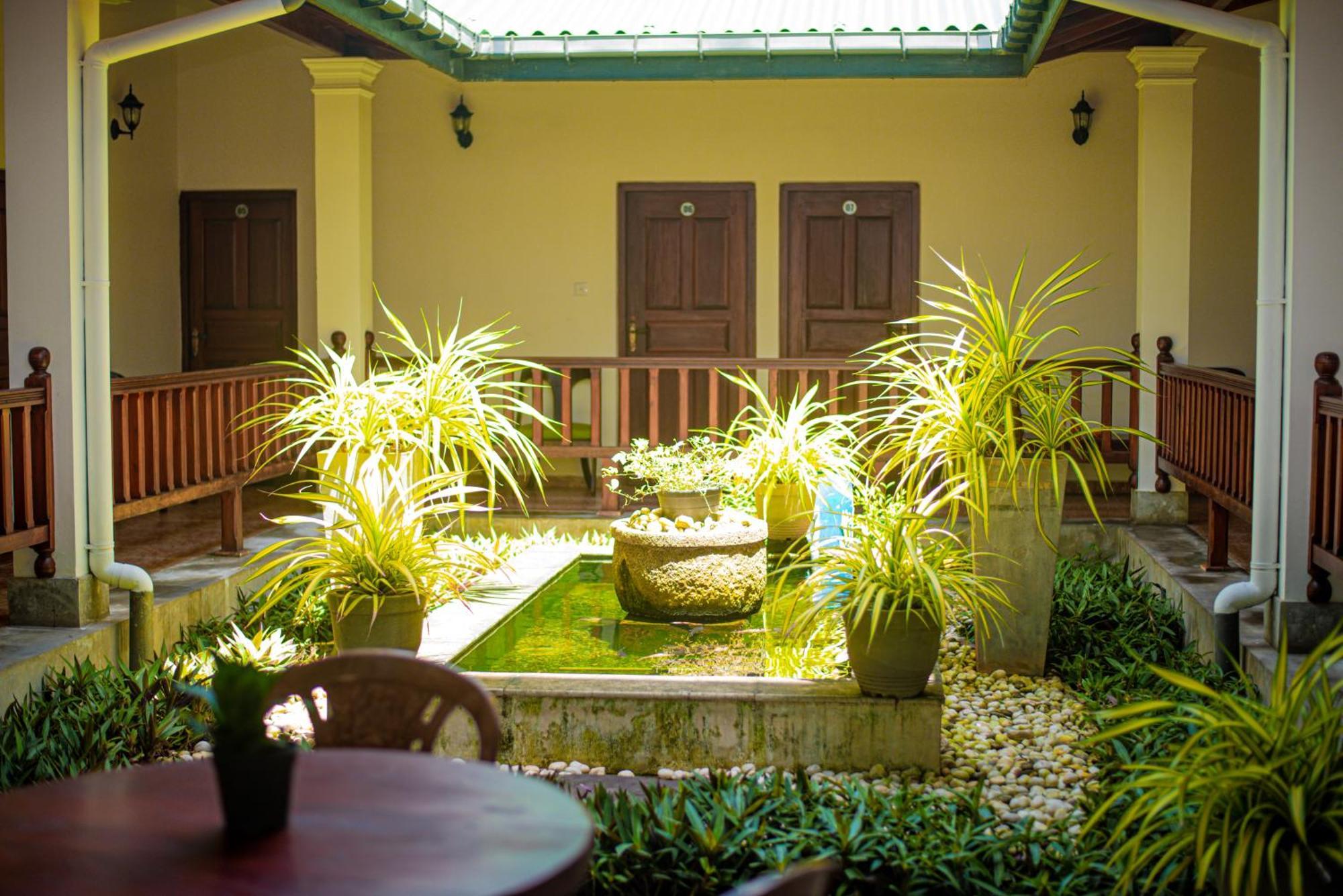 Sundowners Guesthouse Hikkaduwa Bagian luar foto