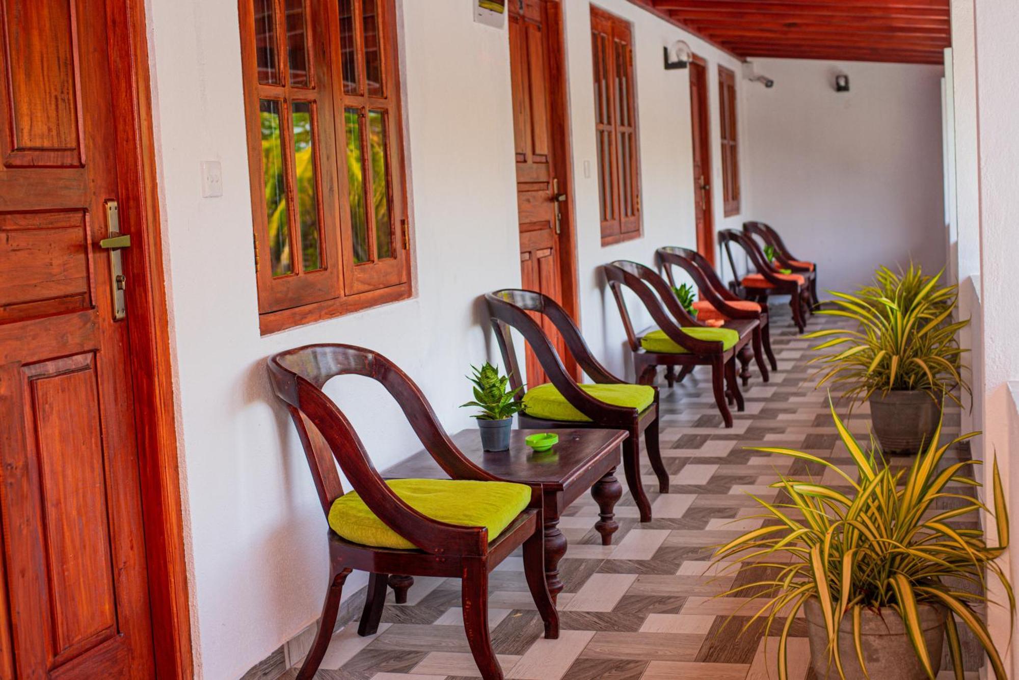Sundowners Guesthouse Hikkaduwa Bagian luar foto