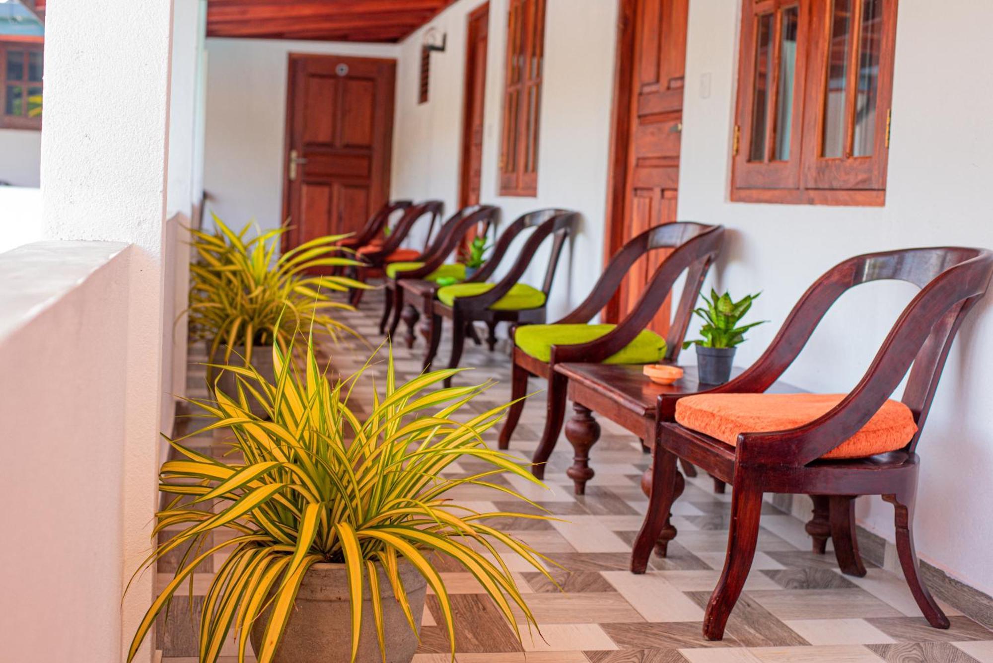 Sundowners Guesthouse Hikkaduwa Bagian luar foto