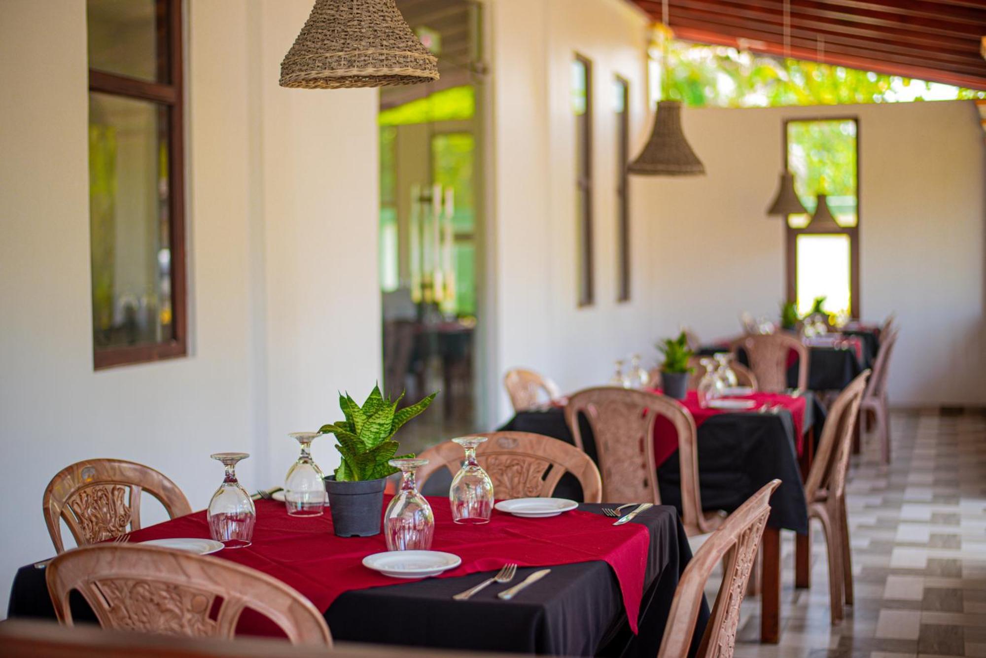 Sundowners Guesthouse Hikkaduwa Bagian luar foto