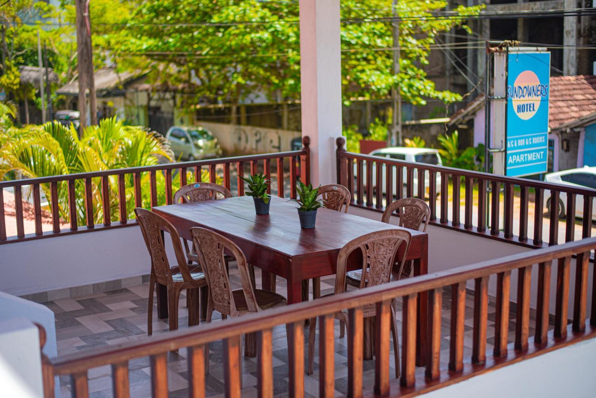 Sundowners Guesthouse Hikkaduwa Bagian luar foto