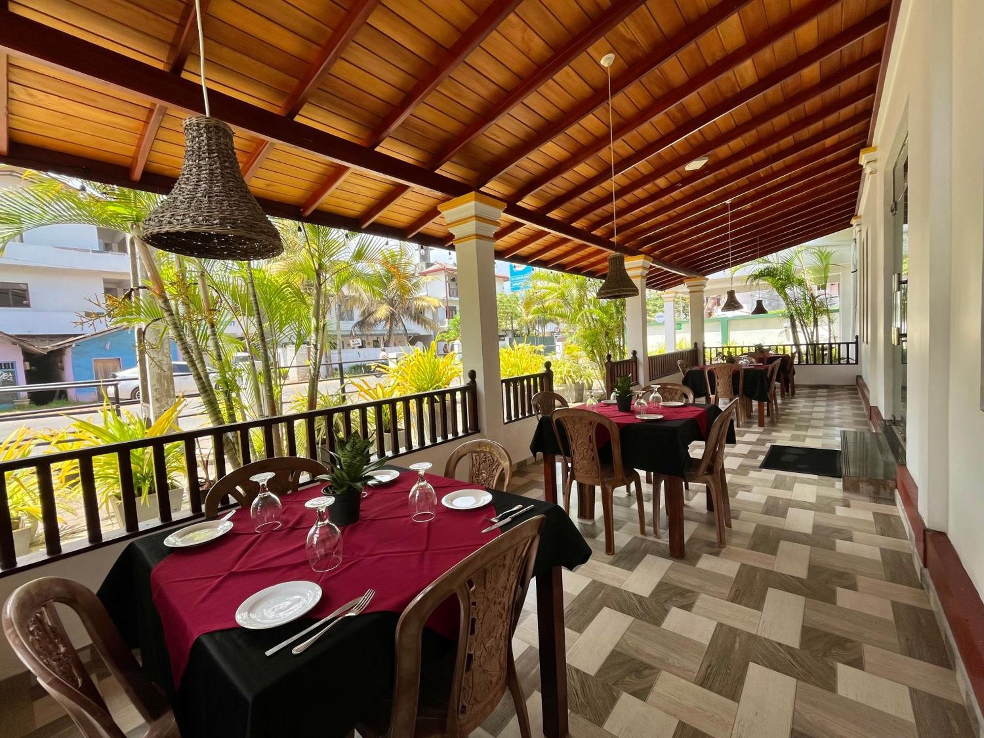 Sundowners Guesthouse Hikkaduwa Bagian luar foto