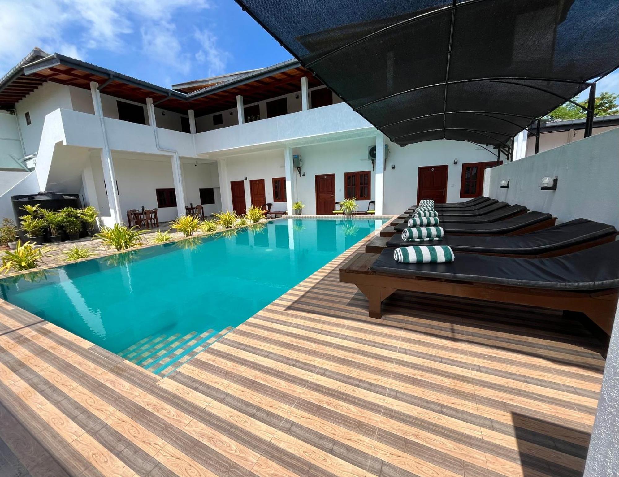Sundowners Guesthouse Hikkaduwa Bagian luar foto