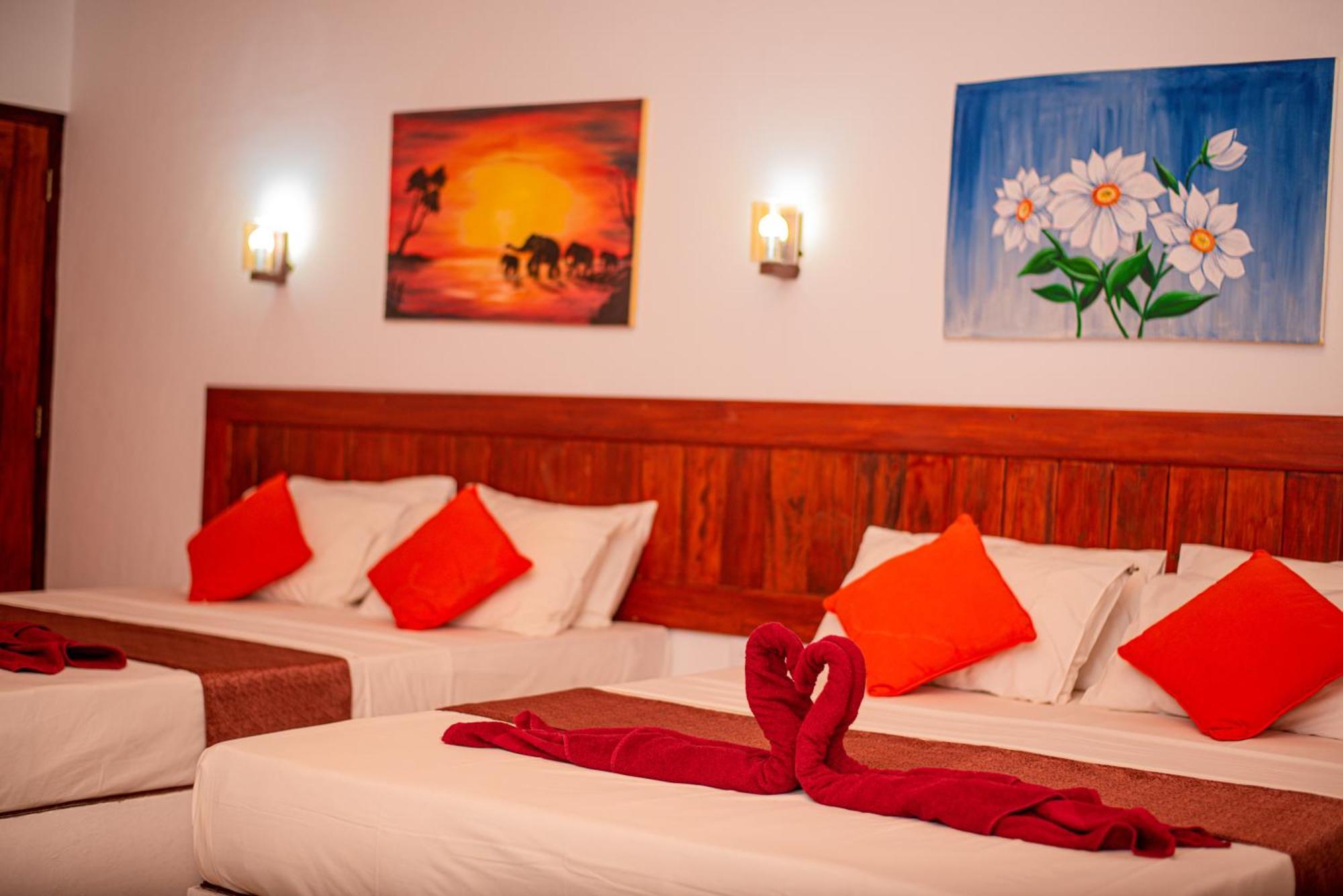 Sundowners Guesthouse Hikkaduwa Bagian luar foto