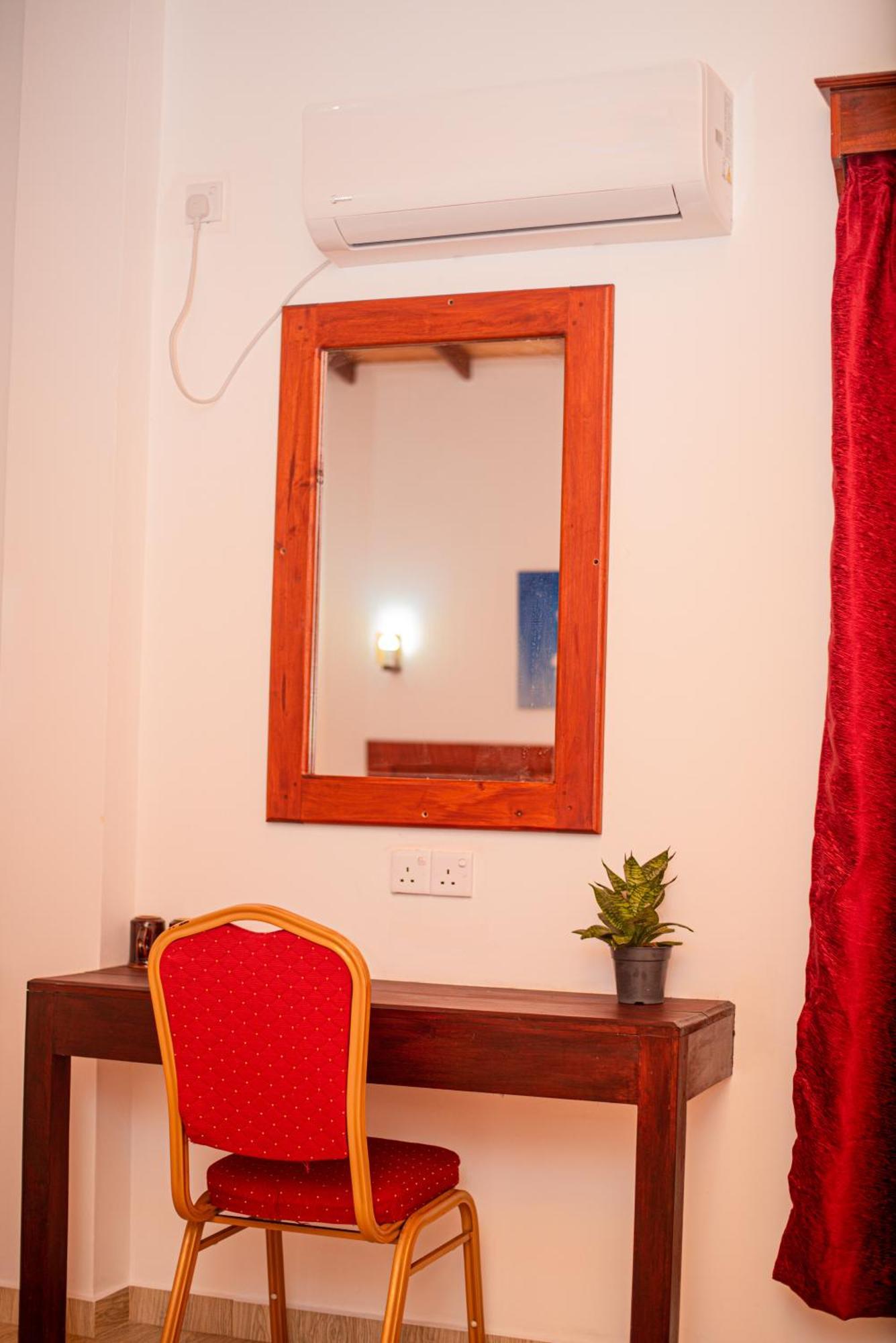 Sundowners Guesthouse Hikkaduwa Bagian luar foto