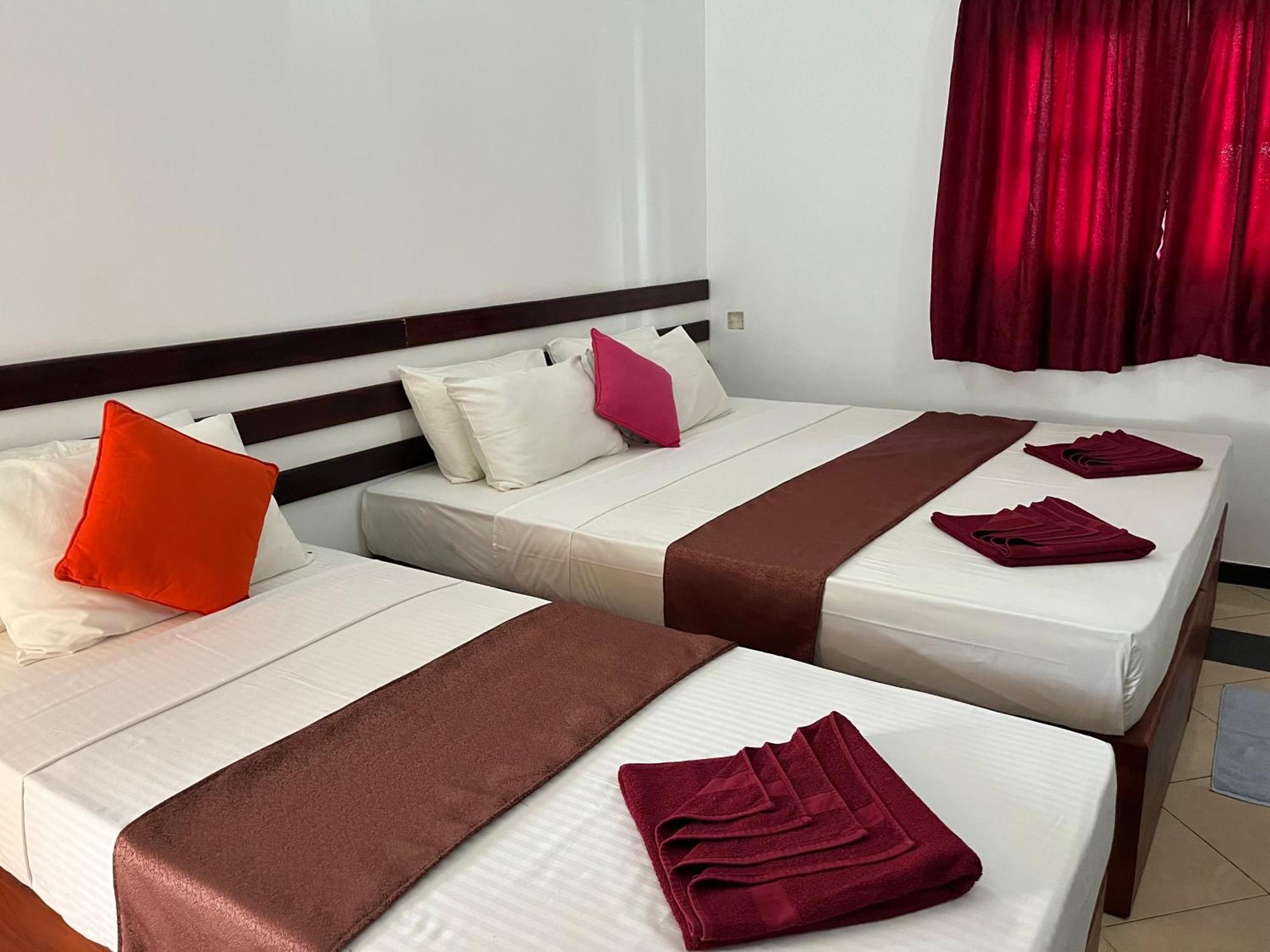 Sundowners Guesthouse Hikkaduwa Ruang foto