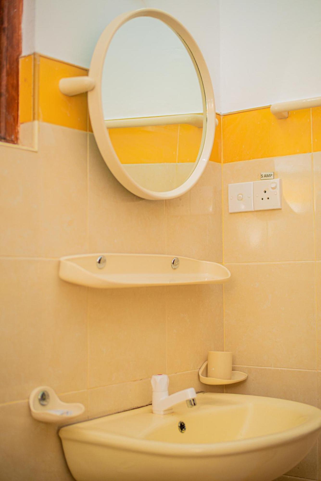 Sundowners Guesthouse Hikkaduwa Ruang foto